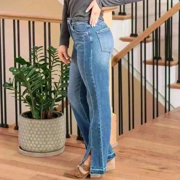 NWT KanCan Medora Med Wash Faded Highrise 90’s Split Hem Straight Jean Size 9/28 - Picture 2 of 16